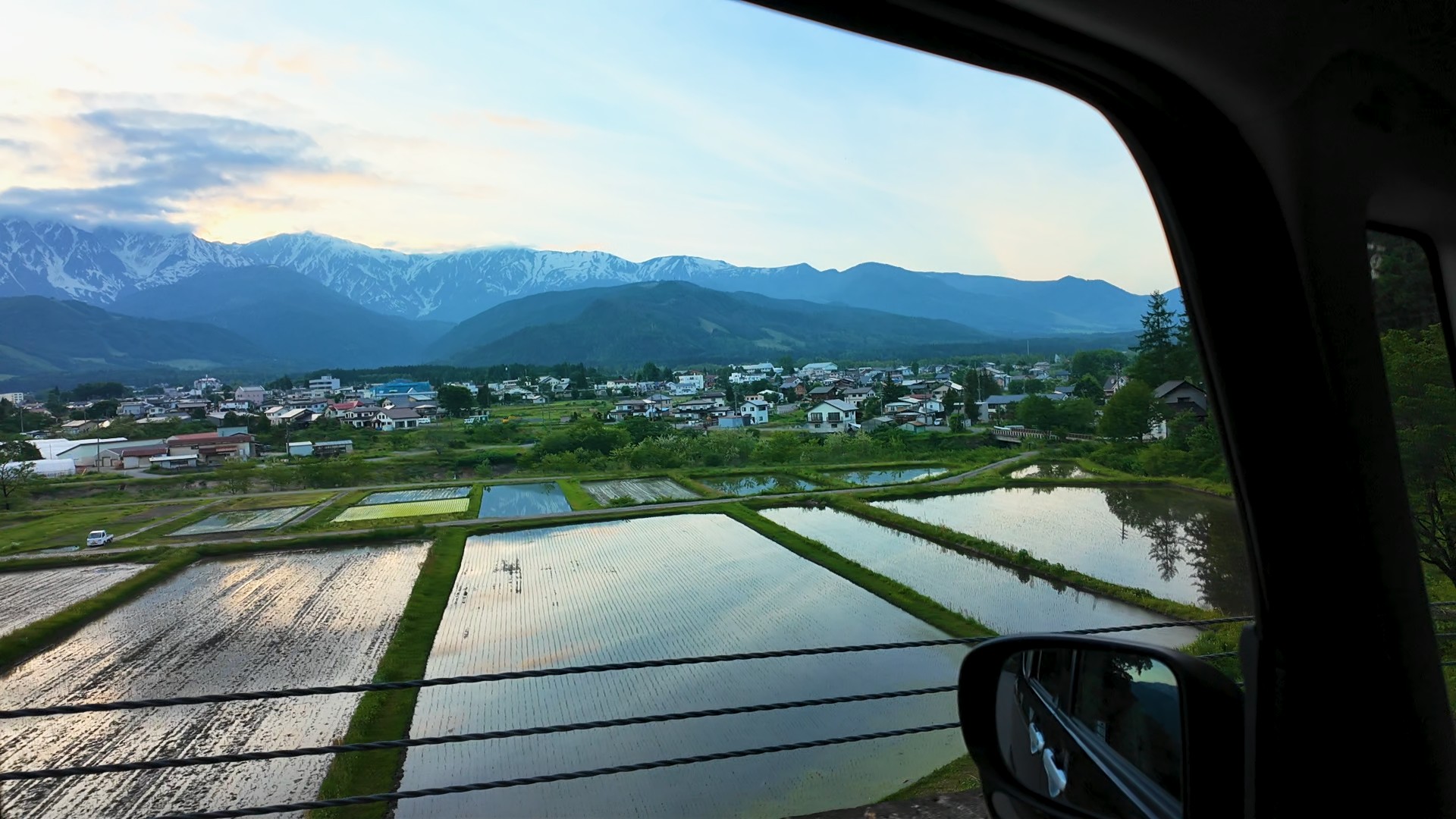 天神坂から眺める北アルプスと水を張った田んぼ