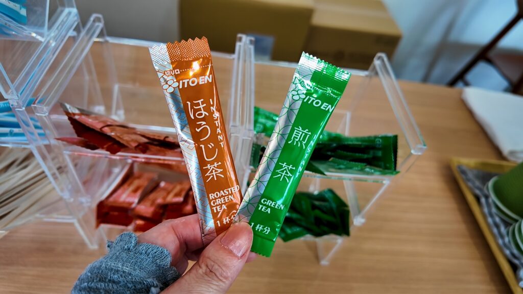 ラウンジに用意されたほうじ茶と煎茶