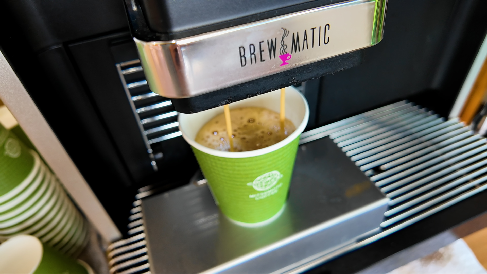 ラウンジで淹れた本格的なコーヒー