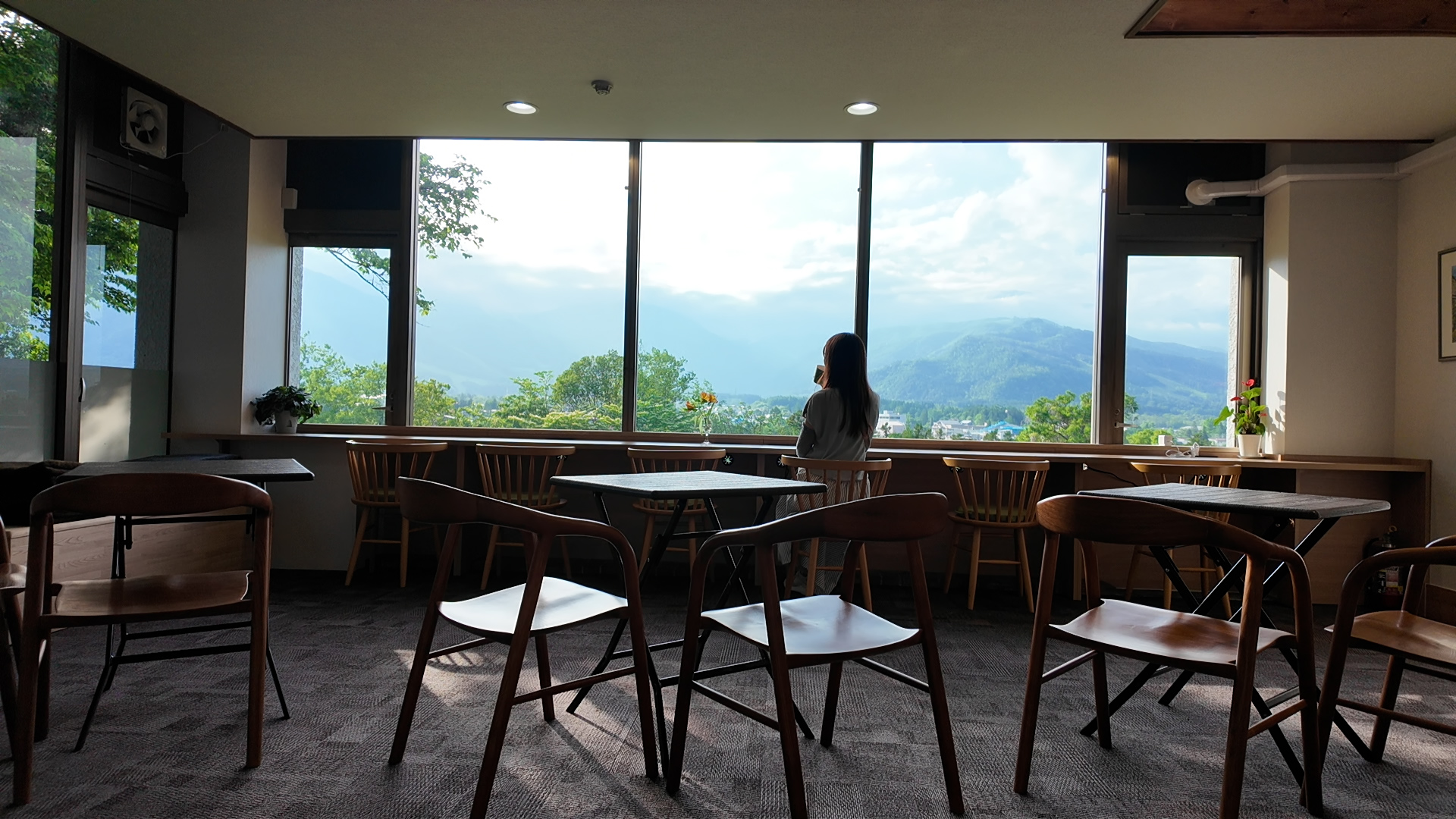 ラウンジでコーヒーを飲みながら山を眺めるひととき