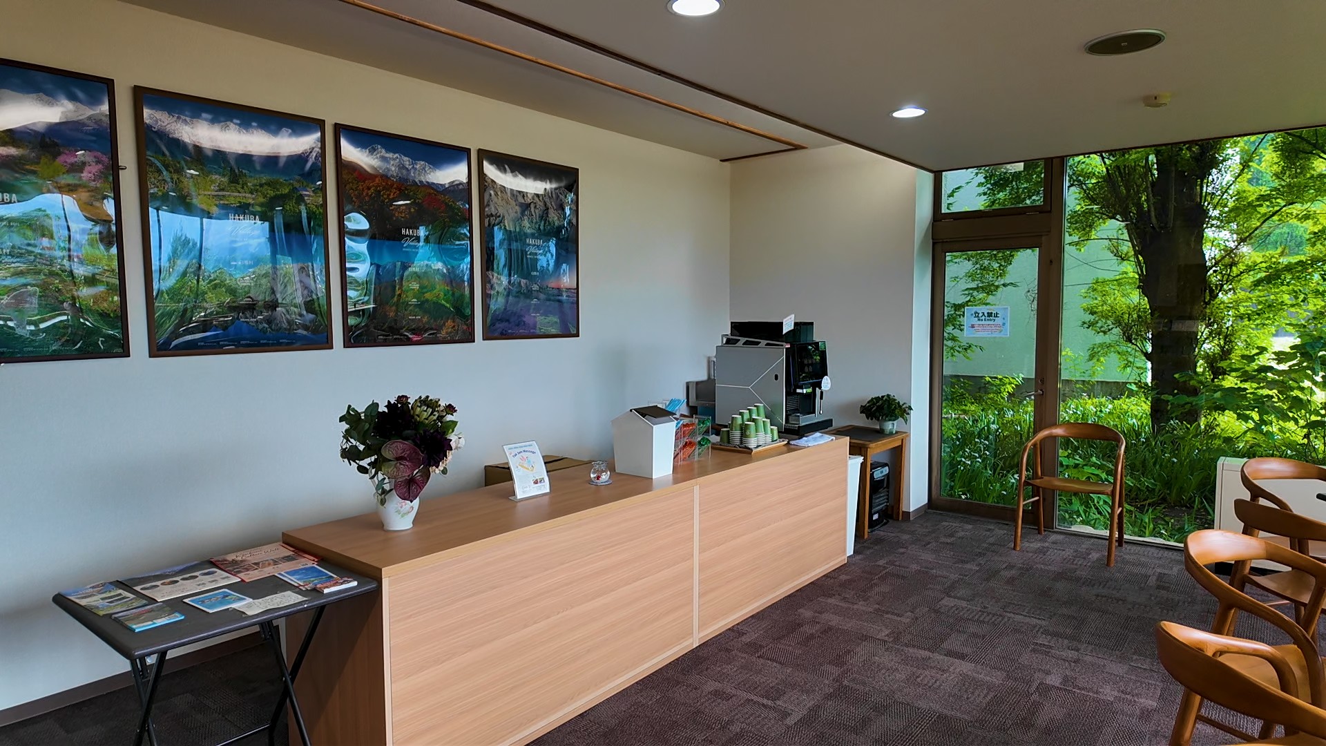 宿泊者専用ラウンジの無料ドリンクコーナー
