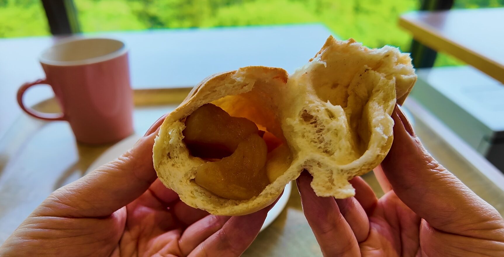 りんご煮がごろっと入ったりんごパンの断面