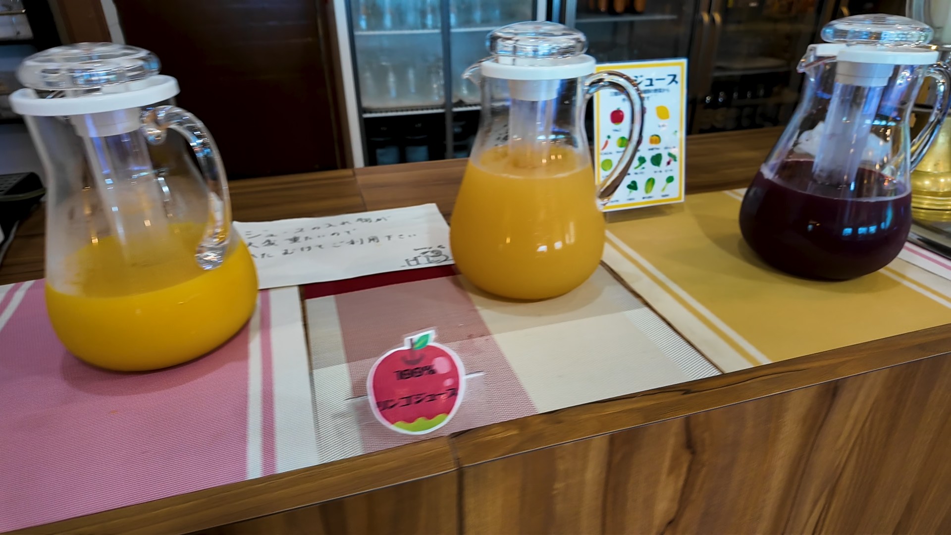 リンゴジュースや野菜ジュースなどのドリンクコーナー