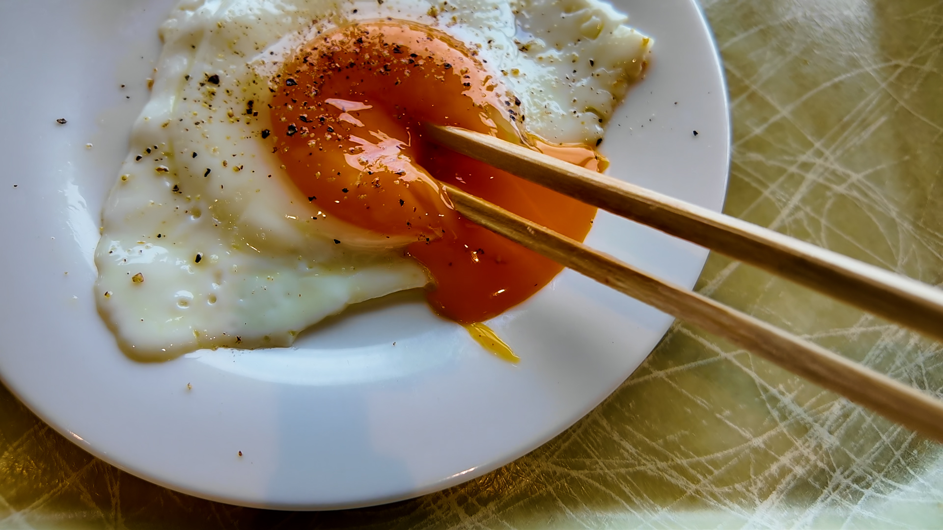 レアに仕上がってしまった手作りの目玉焼き