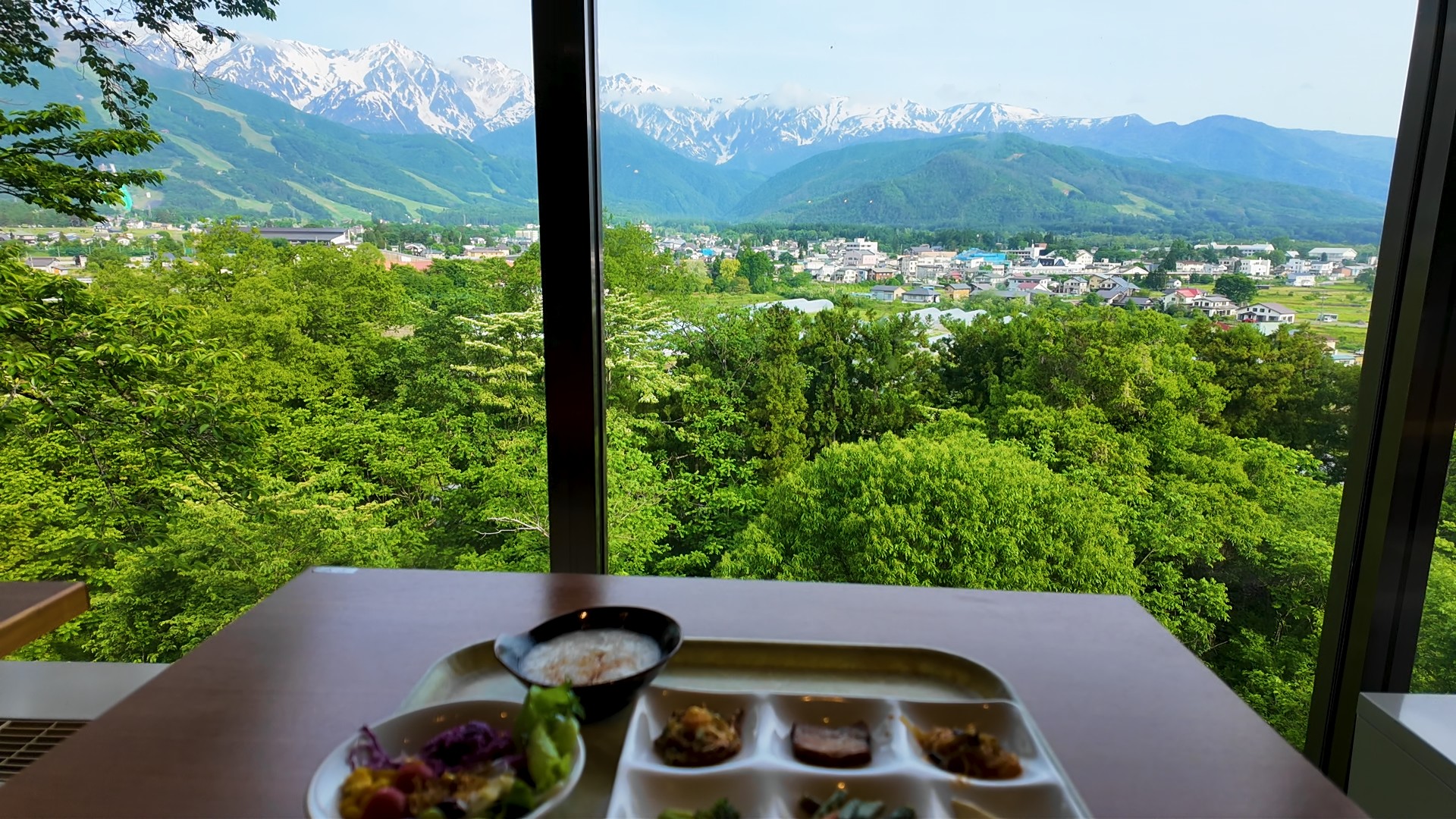 北アルプスの眺めとともに味わう朝食