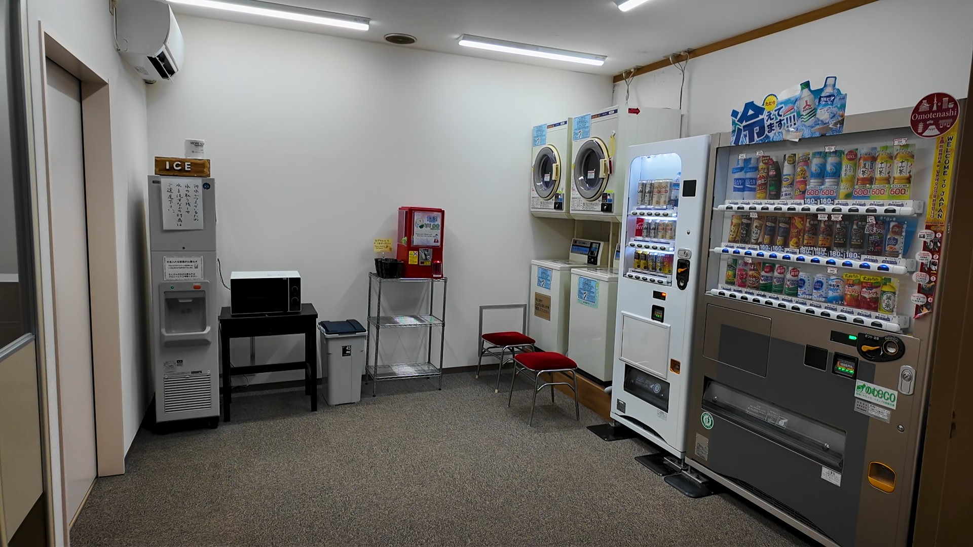 ビールやチューハイも買える1階の自動販売機コーナー