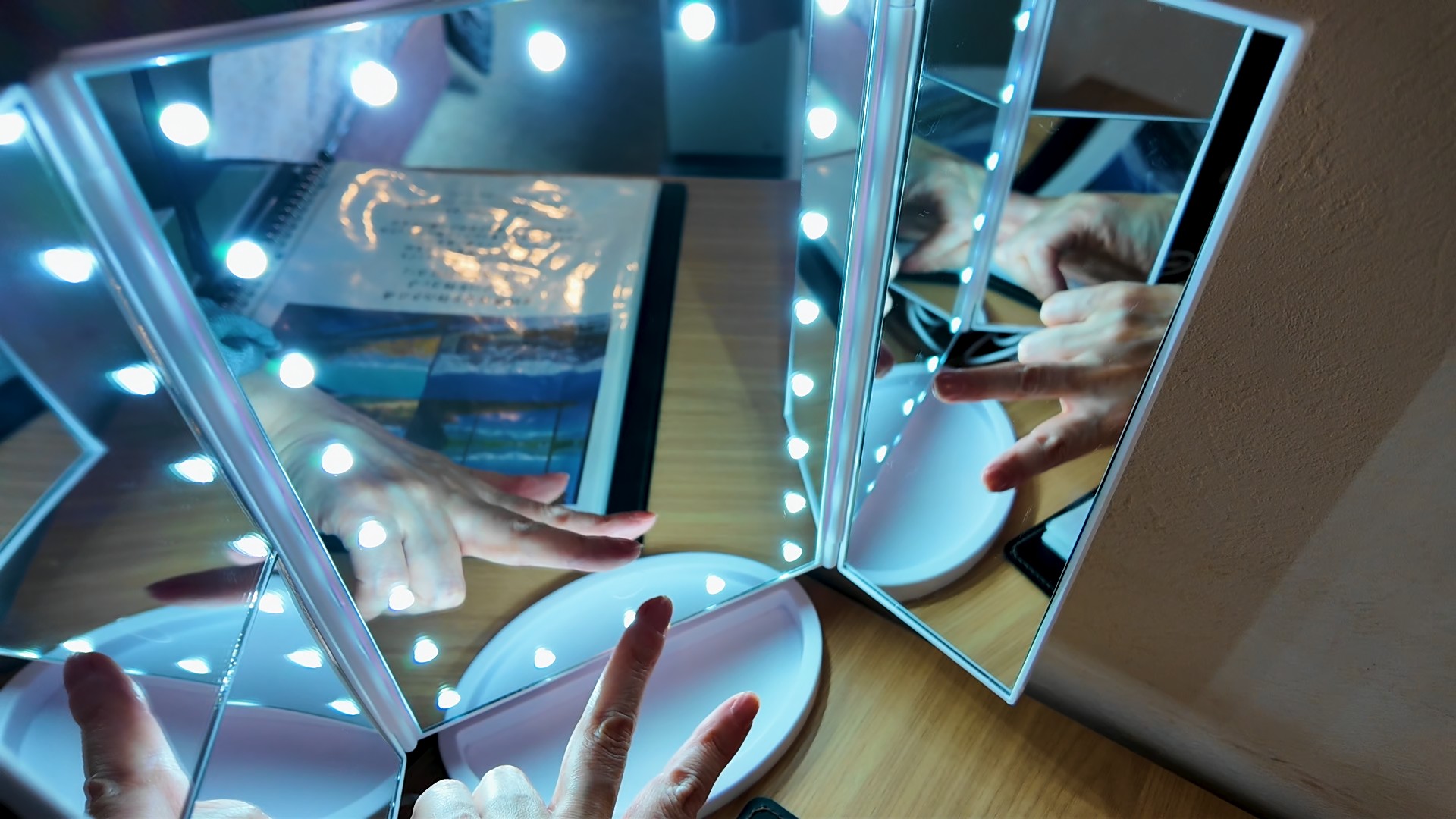 LEDライト付きの三面鏡