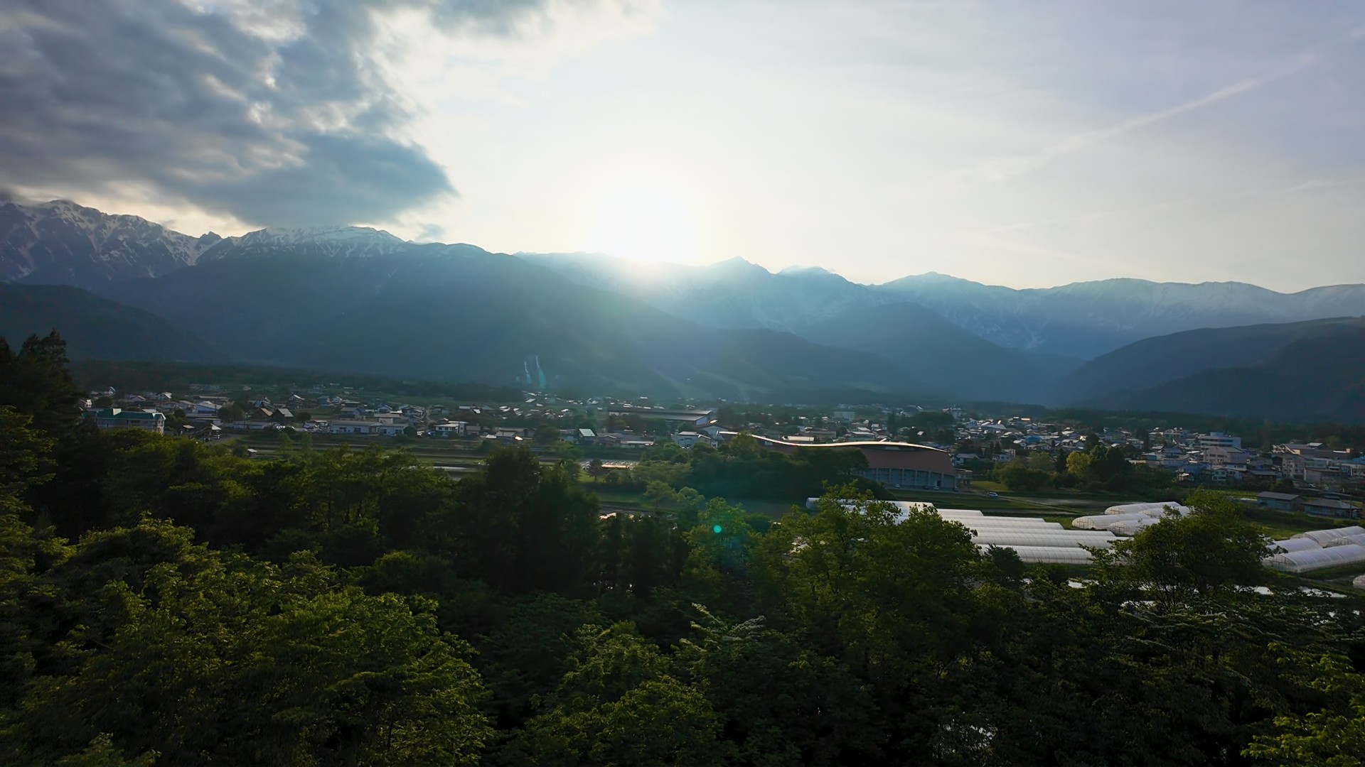 北アルプスの稜線に沈んでいく夕日